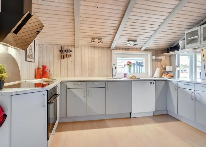 Tennie - 300m From The Sea By Interhome *